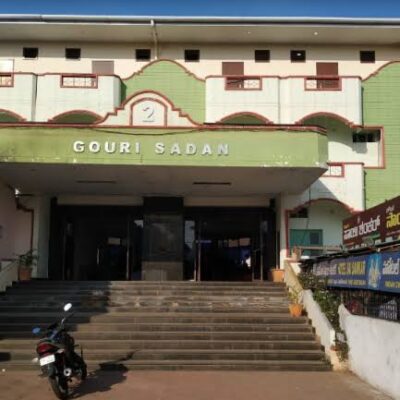 “Front view of Gouri Sadan Srisailam with neat rooms, temple view, attached bath, hot water, 24×7 service, and vehicle parking near Mallikarjuna Temple”